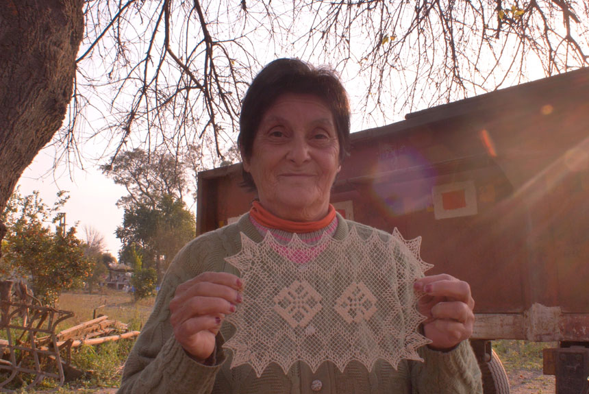 Mujer parada al aire libre sosteniendo un textil