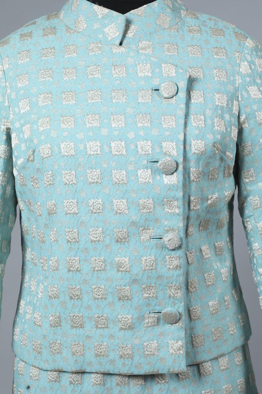 Detalle de chaqueta con cuello tipo mao con solapa con cuatro botones.