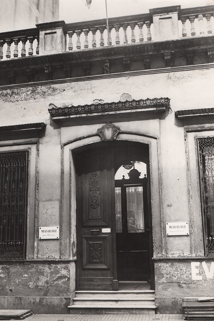 Fachada de Museo de la Historia del Traje (fotografía en blanco y negro).