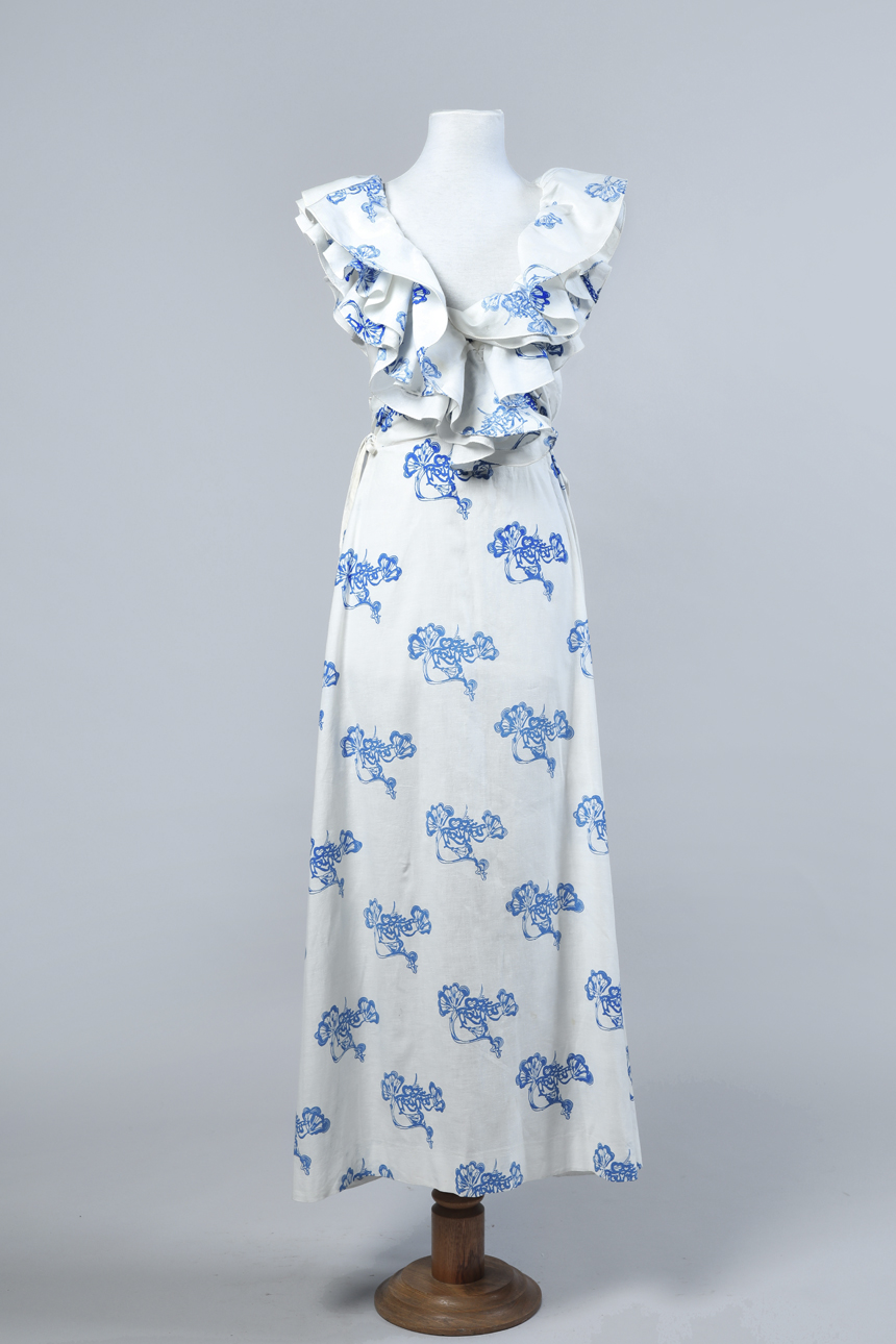 Vestido de tarde, de 2 piezas. Realizado en algodón estampado en azul sobre fondo blanco con diseño floreado.