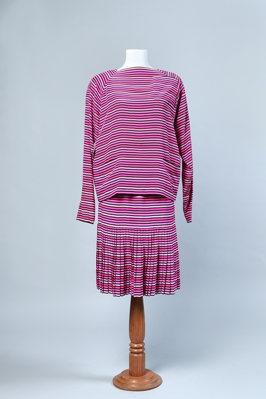 Conjunto de chaqueta y falda rayada composé en rosa y fucsia.