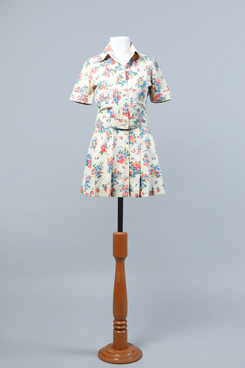 Traje de dos piezas de chaqueta y minifalda con estampado con ramos de flores multicolores.
