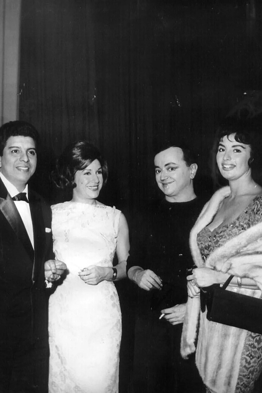 Fotografía en blanco y negro que muestra a cuatro personas sonrientes y con vestuario de cocktail, observando directamente la cámara. Los retratados son Isabel Sarli, Paco Jamandreu, Aida Denis y Argentino Ledesma.